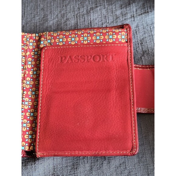 Fossil 5 1/2" x 4" (Folded) Red Leather Bi-Fold Passport Wallet Stained - Picture 4 of 8